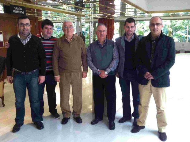 UN GRUPO DE NAZARENOS DE TOTANA ACOMPAÑADOS POR EL  CONSILIARIO DEL CABILDO VISITAN SEVILLA PARA ENTREVISTAR AL FAMOSO COMPOSITOR DON ABEL MORENO GÓMEZ