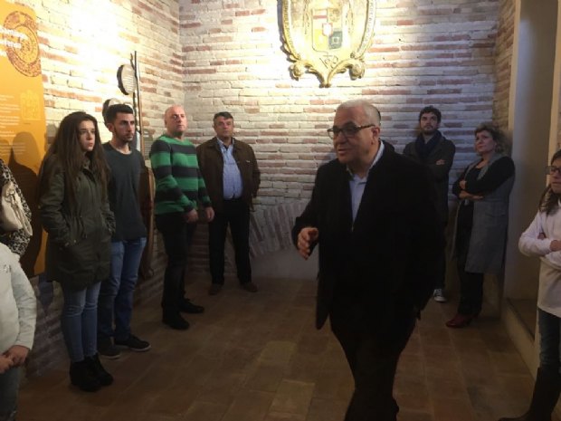 Miembros del Cabildo visitan el Museo de la Torre de la Iglesia de Santiago el Mayor