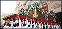 <b>Jueves Santo</b><br>Expectación en el traslado de los tronos a la Parroquia de Santiago 
